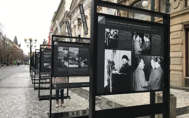 FOTO: Venkovní výstava Nežádoucí okamžiky je zaměřená na cenzuru novinářských snímků