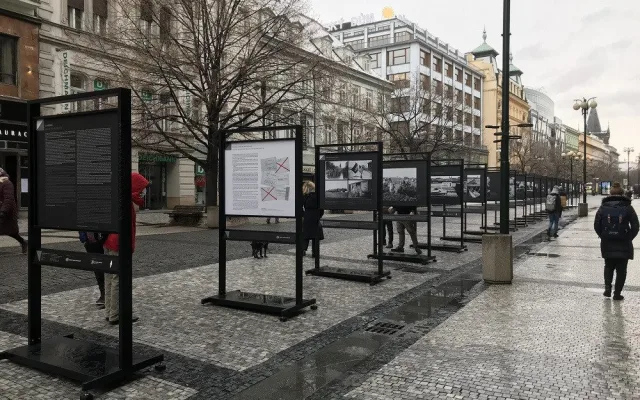 FOTO: Venkovní výstava Nežádoucí okamžiky je zaměřená na cenzuru novinářských snímků