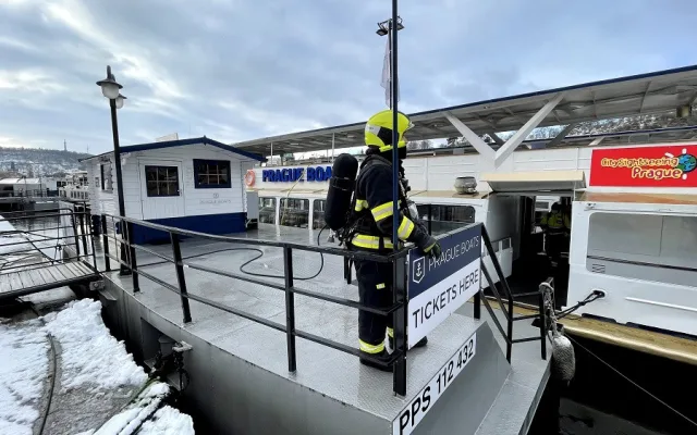 FOTO, VIDEO: Na Vltavě hořelo v podpalubí jednoho z parníku. Požár se podařilo rychle uhasit