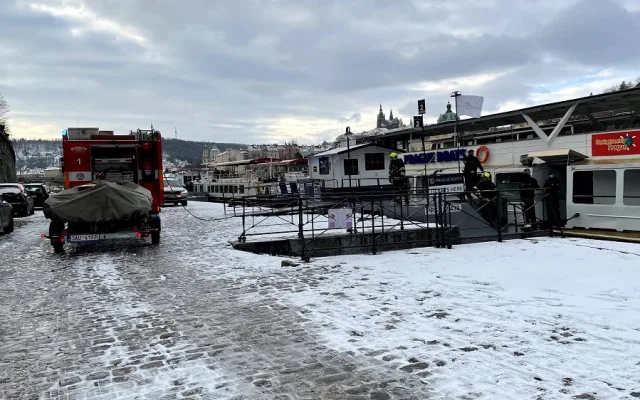 FOTO, VIDEO: Na Vltavě hořelo v podpalubí jednoho z parníku. Požár se podařilo rychle uhasit