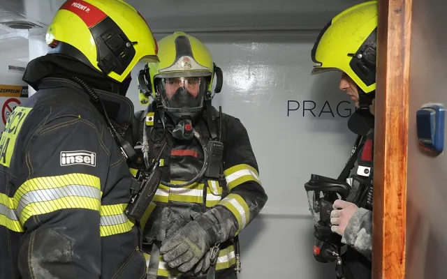 FOTO, VIDEO: Na Vltavě hořelo v podpalubí jednoho z parníku. Požár se podařilo rychle uhasit