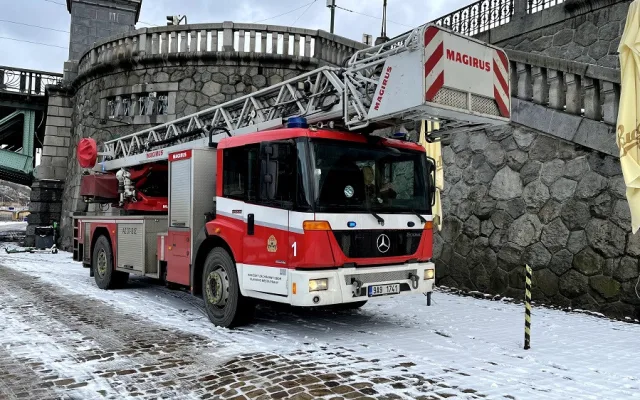 FOTO, VIDEO: Na Vltavě hořelo v podpalubí jednoho z parníku. Požár se podařilo rychle uhasit