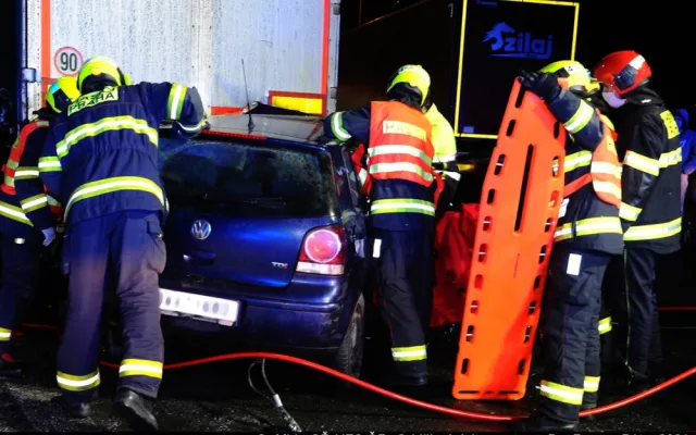 FOTO: Hasiči včera večer zasahovali u nehody u Průhonic. Jednoho člověka museli vyprostit