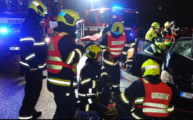 FOTO: Hasiči včera večer zasahovali u nehody u Průhonic. Jednoho člověka museli vyprostit