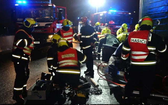 FOTO: Hasiči včera večer zasahovali u nehody u Průhonic. Jednoho člověka museli vyprostit