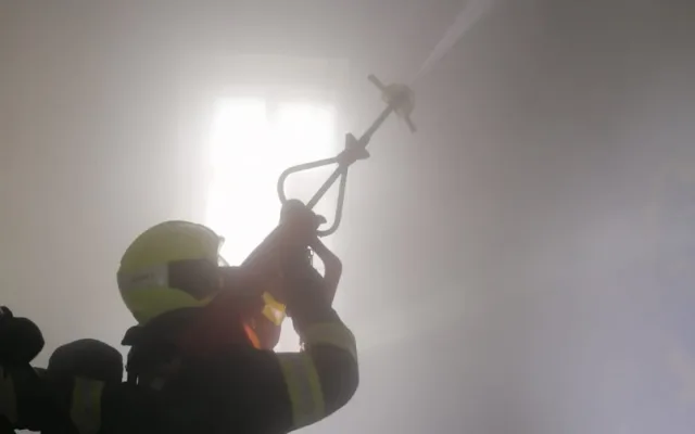 FOTO: V centru Prahy hořel dům. Požár zastavil tramvajový provoz