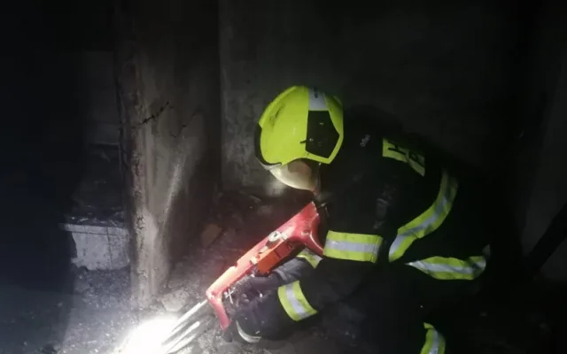 FOTO: V centru Prahy hořel dům. Požár zastavil tramvajový provoz