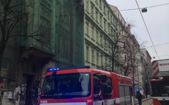 FOTO: V centru Prahy hořel dům. Požár zastavil tramvajový provoz