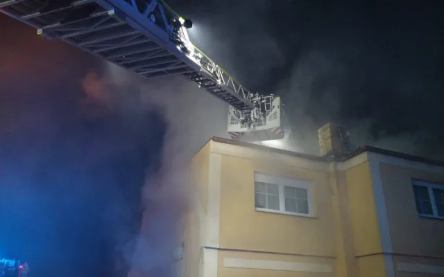 FOTO, VIDEO: V Praze hořel dům. Obyvatelé museli vyhledat náhradní ubytování