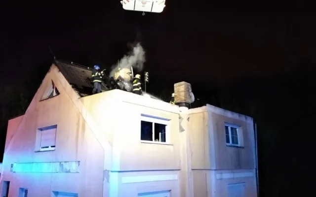 FOTO, VIDEO: V Praze hořel dům. Obyvatelé museli vyhledat náhradní ubytování