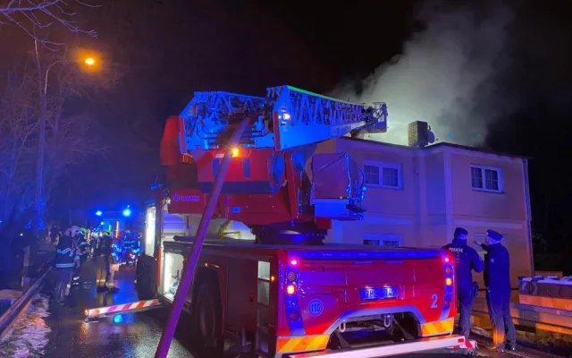 FOTO, VIDEO: V Praze hořel dům. Obyvatelé museli vyhledat náhradní ubytování