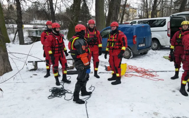 FOTO: Pražští hasiči měli výcvik na zamrzlém rybníku. Radí, jak se chovat na zamrzlé vodní ploše