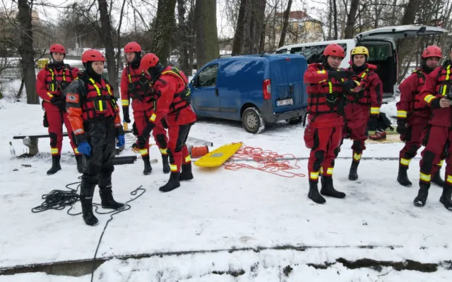 FOTO: Pražští hasiči měli výcvik na zamrzlém rybníku. Radí, jak se chovat na zamrzlé vodní ploše