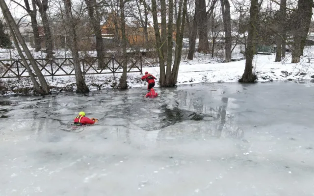 FOTO: Pražští hasiči měli výcvik na zamrzlém rybníku. Radí, jak se chovat na zamrzlé vodní ploše