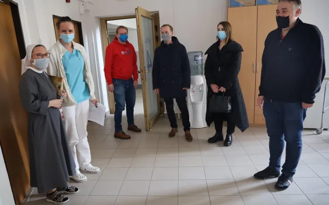 Nemocnice Sv. Kříže v Praze 3 může okamžitě očkovat. Nyní žádá o vakcíny