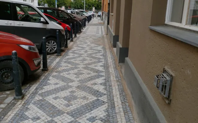 FOTO: Desítky pražských ulic dostaly nové chodníky