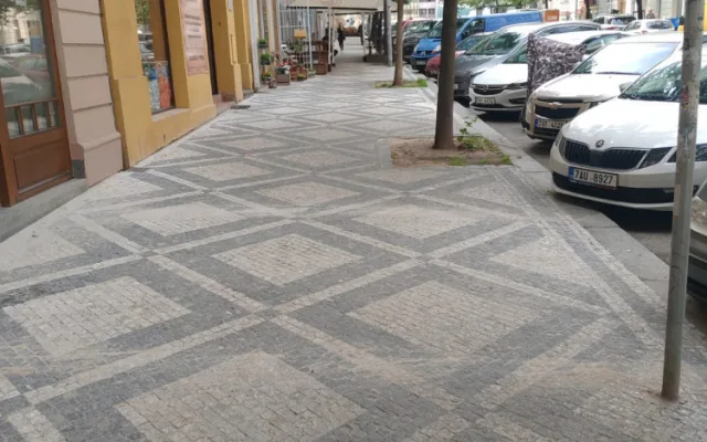 FOTO: Desítky pražských ulic dostaly nové chodníky