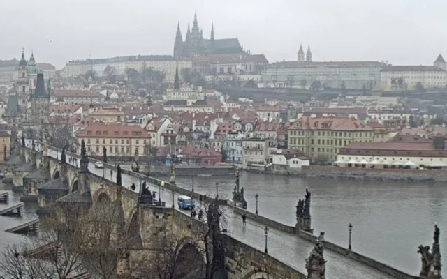 FOTO: Tři auta od rána parkují na Karlově mostě. Protestují proti vládě