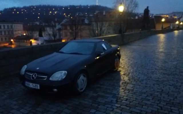 FOTO: Tři auta od rána parkují na Karlově mostě. Protestují proti vládě