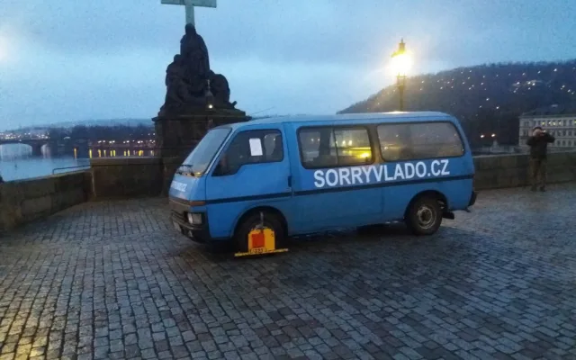 FOTO: Tři auta od rána parkují na Karlově mostě. Protestují proti vládě