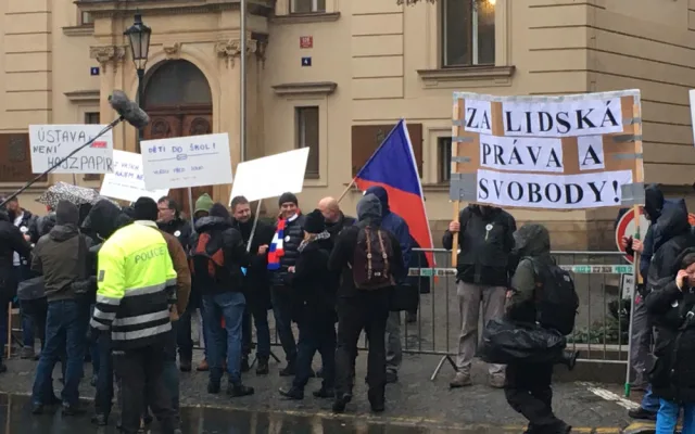 FOTO, VIDEO: Demonstranti jsou u Úřadu vlády. Na protest dohlíží policie