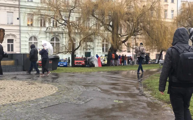 FOTO, VIDEO: Demonstranti jsou u Úřadu vlády. Na protest dohlíží policie