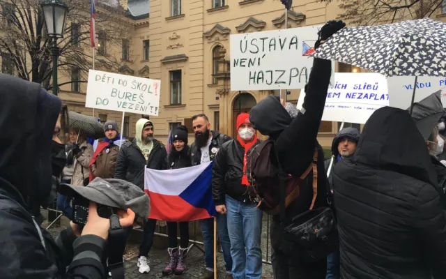 FOTO, VIDEO: Demonstranti jsou u Úřadu vlády. Na protest dohlíží policie