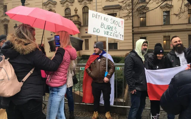 FOTO, VIDEO: Demonstranti jsou u Úřadu vlády. Na protest dohlíží policie