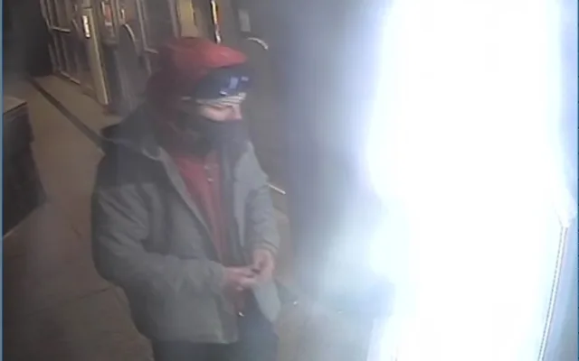 FOTO, VIDEO: Policisté pátrají po trojici mužů, kteří z odcizené kreditky vybrali peníze. Neviděli jste je?