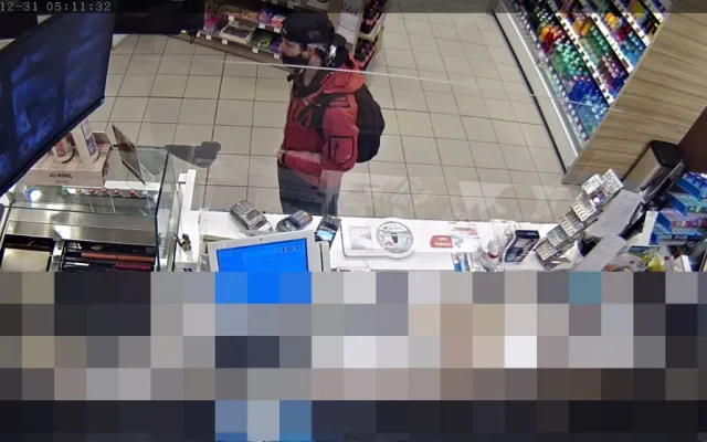 FOTO, VIDEO: Policisté pátrají po trojici mužů, kteří z odcizené kreditky vybrali peníze. Neviděli jste je?