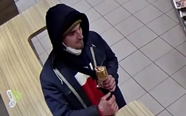 FOTO, VIDEO: Policisté pátrají po trojici mužů, kteří z odcizené kreditky vybrali peníze. Neviděli jste je?