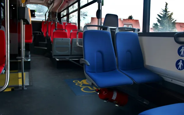 FOTO: Na severovýchodě Prahy se cestující svezou novými autobusy