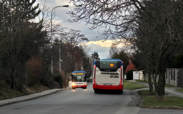 FOTO: Na severovýchodě Prahy se cestující svezou novými autobusy