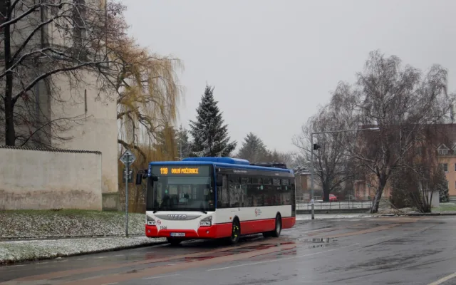 FOTO: Na severovýchodě Prahy se cestující svezou novými autobusy