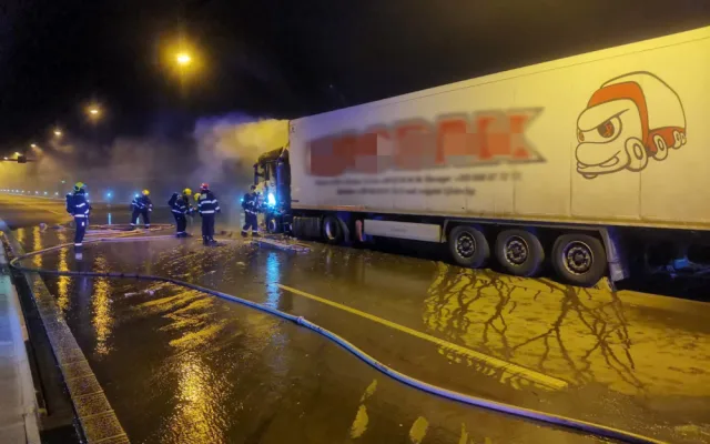 Požár kamionu zablokoval provoz v Lochkovském tunelu. Škoda je 2,5 milionu korun
