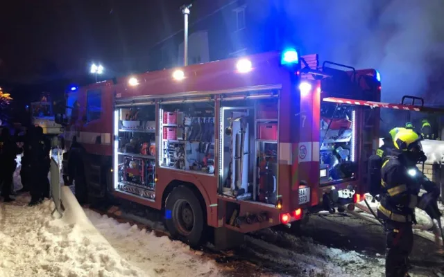 Při nočním požáru přístavku domu hasiči evakuovali 11 lidí