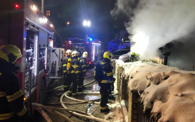 Při nočním požáru přístavku domu hasiči evakuovali 11 lidí