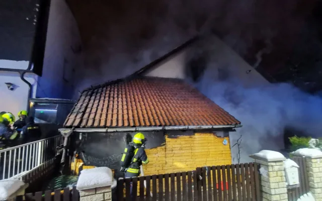 Při nočním požáru přístavku domu hasiči evakuovali 11 lidí
