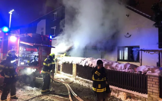 Při nočním požáru přístavku domu hasiči evakuovali 11 lidí