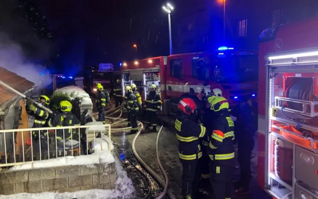 Při nočním požáru přístavku domu hasiči evakuovali 11 lidí