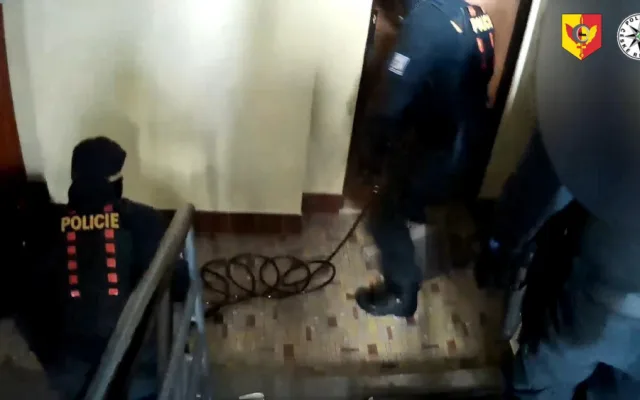 Pražští policisté zachránili život ženě, která prodělala epileptický záchvat a zůstala ležet ve svém bytě