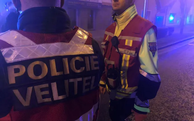 Pražští policisté zachránili život ženě, která prodělala epileptický záchvat a zůstala ležet ve svém bytě