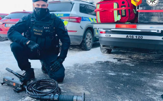 Pražští policisté zachránili život ženě, která prodělala epileptický záchvat a zůstala ležet ve svém bytě