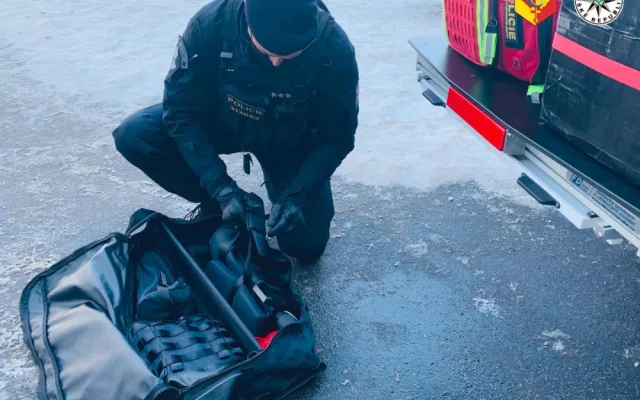 Pražští policisté zachránili život ženě, která prodělala epileptický záchvat a zůstala ležet ve svém bytě