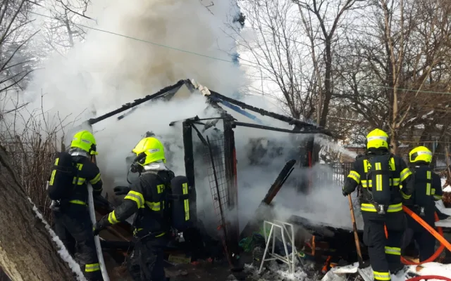 V Praze hořel zahradní domek. Hasiči dostali požár rychle pod kontrolu