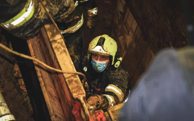 Dělník, kterého zasypala hlína ve výkopu v Praze, nepřežil. Smrt řeší kriminalisté