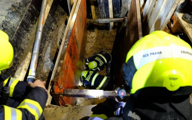 Dělník, kterého zasypala hlína ve výkopu v Praze, nepřežil. Smrt řeší kriminalisté