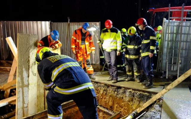 Dělník, kterého zasypala hlína ve výkopu v Praze, nepřežil. Smrt řeší kriminalisté