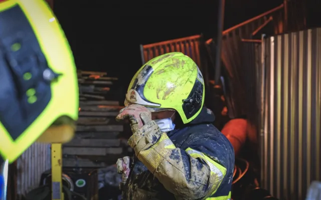 Dělník, kterého zasypala hlína ve výkopu v Praze, nepřežil. Smrt řeší kriminalisté