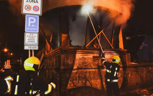 Požár zahradního altánu v Praze 10 se podařilo rychle uhasit